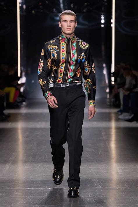 versace herrenmode 2019|Versace Men’s Fall 2019 .